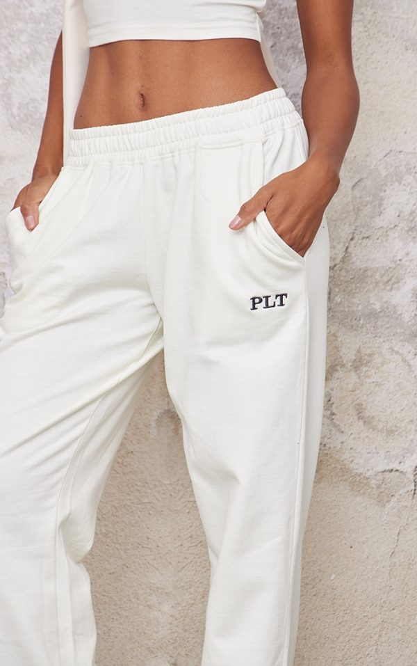 9270cca9c396080b7c40e4804be6eeb25ad896ac_CNK4469_4_prettylittlething_cream_contrast_embroidery_wide_leg_low_rise_joggers