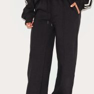 93643ed4bad2001160013f7d9c3f5320f8857106_CNH7976_2_petite_black_seam_detail_joggers