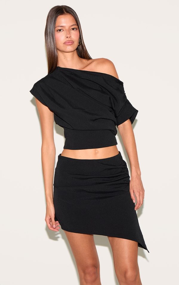 93cac31f09521a83c260e8bc3a0fe465da54e2e6_CNM8866_1_black_woven_ruched_mid_rise_mini_skirt