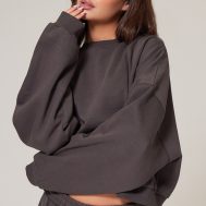 9435c15ec02a1d2f956d8cc50e9adaa46be83236_CNK1758_2_prettylittlething_charcoal_premium_studio_print_boxy_sweatshirt
