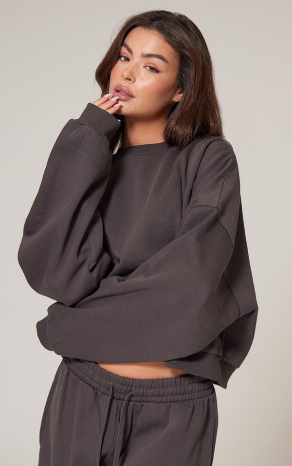 9435c15ec02a1d2f956d8cc50e9adaa46be83236_CNK1758_2_prettylittlething_charcoal_premium_studio_print_boxy_sweatshirt