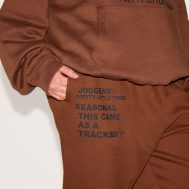 946fd9e63c20cb7ff424e17117e3e471e73fb3ac_CNE5423_4_prettylittlething_plus_chocolate_slogan_print_joggers