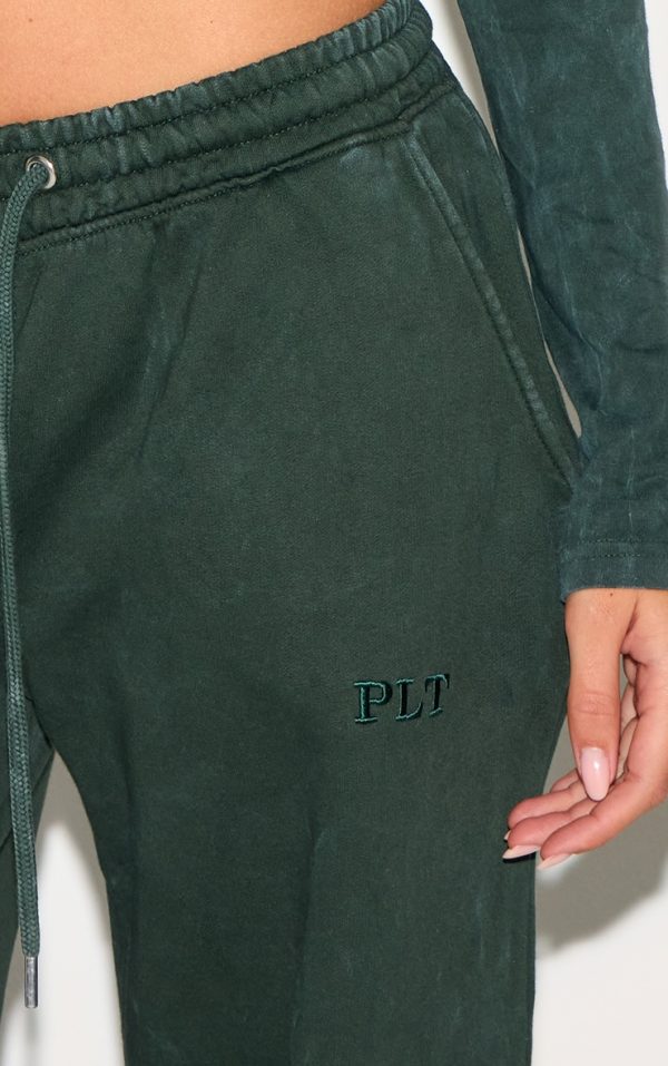 956b5ef7b1aa849db33aa8b917abba403d9272b4_CNK5070_4_prettylittlething_forest_green_washed_low_rise_oversized_wide_leg_joggers