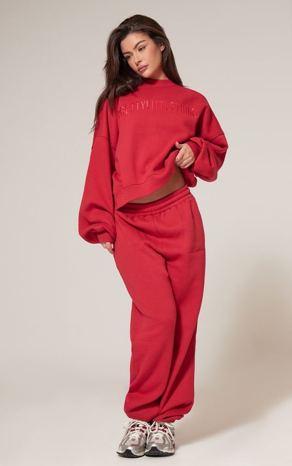 96a8b57d123dc22c10beb7a4544ff1b1cf20d1a2_CNK6317_3_prettylittlething_red_boxy_embroidered_sweatshirt