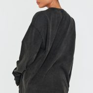 97cb2379262c783d0b9836b3231cf176f1f11517_CNK5262_2_prettylittlething_black_embossed_logo_washed_long_sleeve_t_shirt