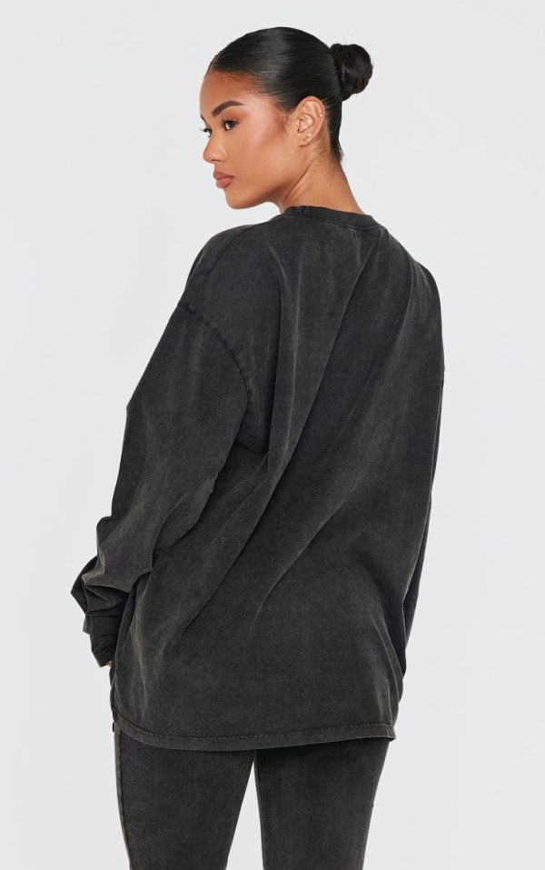 97cb2379262c783d0b9836b3231cf176f1f11517_CNK5262_2_prettylittlething_black_embossed_logo_washed_long_sleeve_t_shirt
