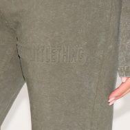 99ee078df10b7e3d6662c6b497e0be9fddfa05be_CNM0250_4_prettylittlething_olive_embossed_logo_washed_skinny_flare_trouser-1