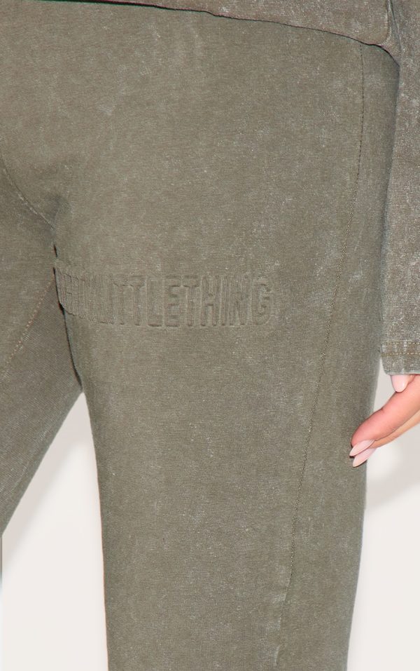 99ee078df10b7e3d6662c6b497e0be9fddfa05be_CNM0250_4_prettylittlething_olive_embossed_logo_washed_skinny_flare_trouser-1