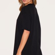 9aea8b41b1f00f89aa56d76053525bb5961d1151_CNI7735_2_prettylittlething_black_print_oversize_t_shirt