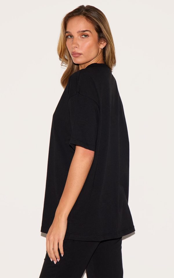 9aea8b41b1f00f89aa56d76053525bb5961d1151_CNI7735_2_prettylittlething_black_print_oversize_t_shirt