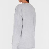9c6dbd8155772c8d38ed1ad9b5dff81adb02bb47_CNK5267_2_prettylittlething_light_grey_embossed_logo_washed_long_sleeve_t_shirt