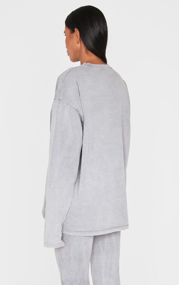 9c6dbd8155772c8d38ed1ad9b5dff81adb02bb47_CNK5267_2_prettylittlething_light_grey_embossed_logo_washed_long_sleeve_t_shirt