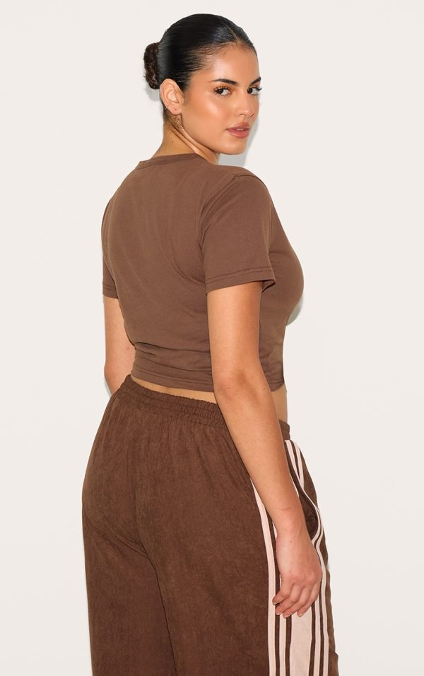 9cdc5704e9aaa3fa2f27de76fbd1416f5c7acd3a_CNL9674_2_prettylittlething_plus_chocolate_cropped_baby_tee