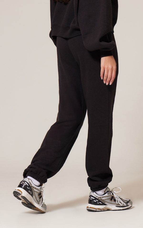 9d3429fdb303f5e3bcdbf17421def5f8b5fa7a87_CNK6318_3_prettylittlething_black_oversized_embroidered_cuffed_joggers
