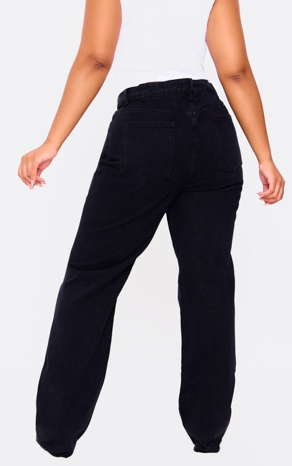 9dd7cfec4a6c39185f2da0a0ac52418225ce983d_CMM6223_3_prettylittlething_plus_black_long_leg_straight_jeans