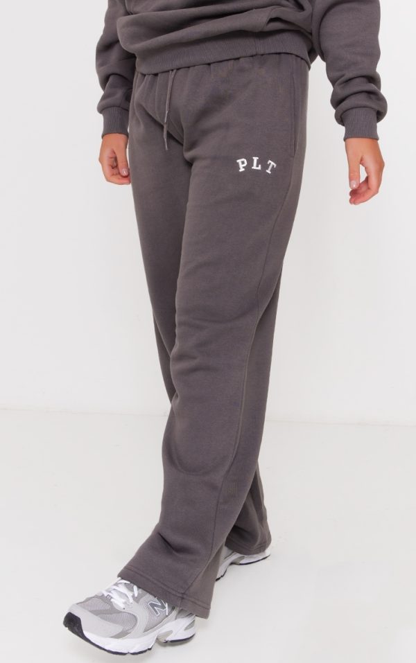 9e2f5d262119be15c82211be3869ca214843dfa2_CNI1459_2_prettylittlething_charcoal_logo_oversized_wide_leg_joggers