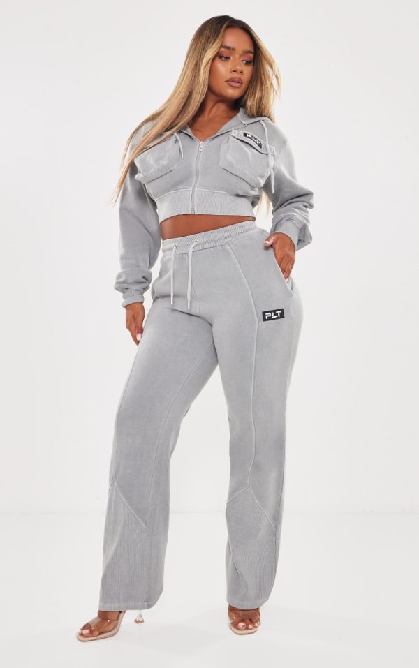 9f5cf70ac1f78df0eab355d77d48e1489529c1e5_CNF9903_3_prettylittlething_shape_grey_marl_washed_cargo_cropped_hoodie