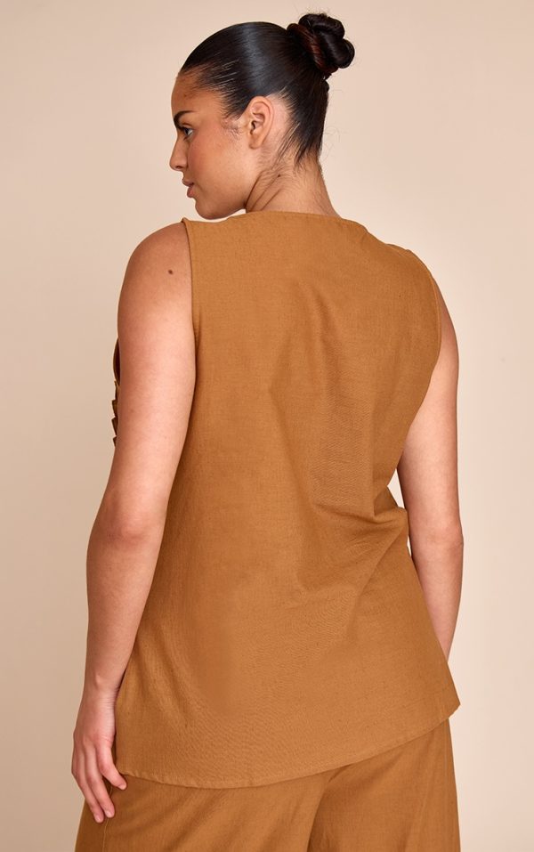 a002faaedec9e39443c863f8f2eafe951f0d9388_CNM5050_2_plus_tan_sleeveless_tie_front_top