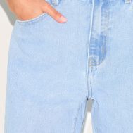 a0757f795a8b080f373bb764afe83aa3d5bb977a_CNL9991_4_prettylittlething_petite_light_blue_wash_high_waist_boyfriend_jean
