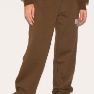 a08f30eff0b697211479e685a72561368d30e101_CNL4256_2_prettylittlething_taupe_studio_print_cuffed_joggers