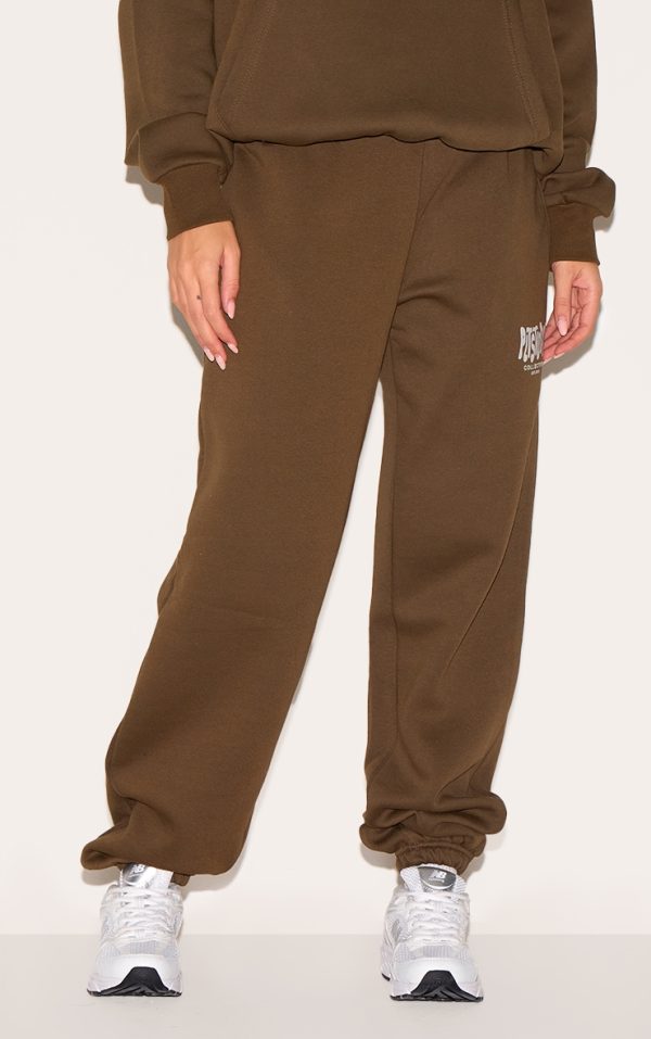 a08f30eff0b697211479e685a72561368d30e101_CNL4256_2_prettylittlething_taupe_studio_print_cuffed_joggers