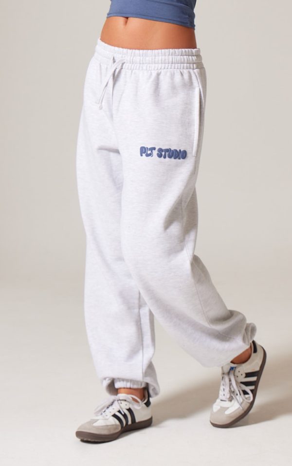 a0b6e9a2f62ca0f9c64a4935bfdce66a098d6d84_CNK1743_2_prettylittlething_ash_grey_premium_studio_print_cuffed_joggers