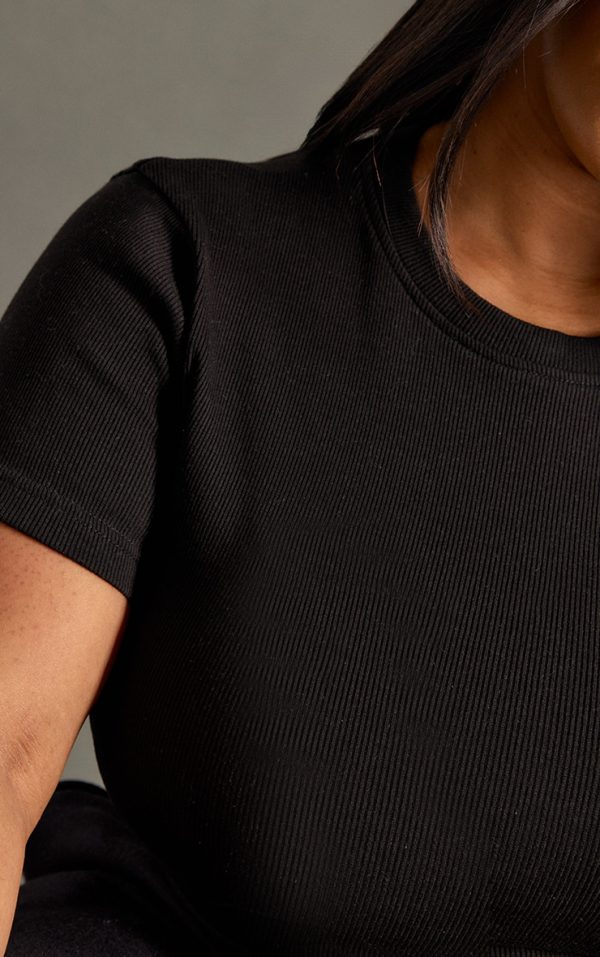 a18fb180efdb61e0f0f34da15a484b5ac49d05d6_CNG5495_4_plus_black_basic_rib_short_sleeve_crop_top