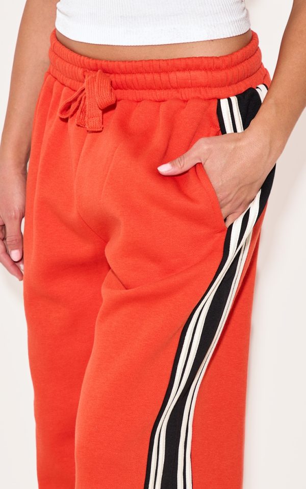 a27d439c2a4c85eab22b274989efa06b07497888_CNL7890_4_red_contrast_stripe_detail_wide_leg_joggers