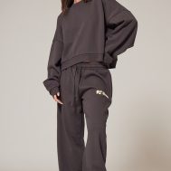a2b758e84e5324f17992dd1980308118001e40ec_CNK1758_3_prettylittlething_charcoal_premium_studio_print_boxy_sweatshirt