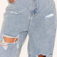 a502ac2092551702cc0394b12e7bd85eda0e21ce_CML7788_4_prettylittlething_plus_light_wash_ripped_mom_jeans
