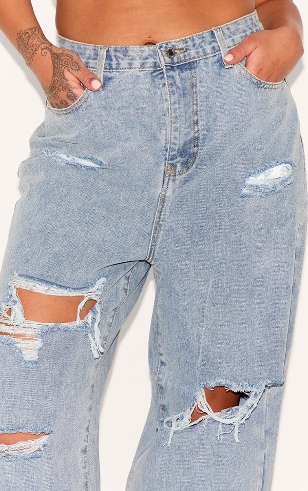 a502ac2092551702cc0394b12e7bd85eda0e21ce_CML7788_4_prettylittlething_plus_light_wash_ripped_mom_jeans