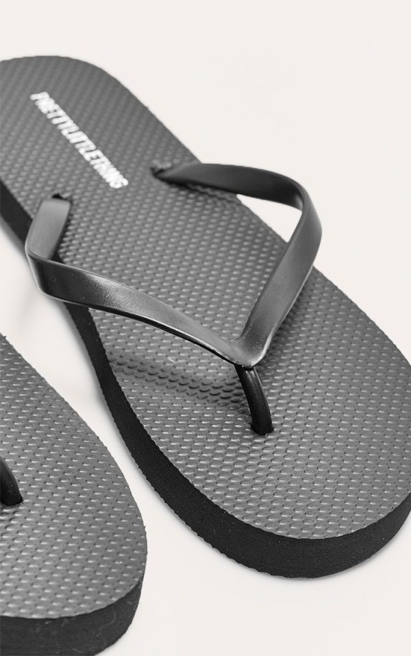 a5380b1efee68d5b374907bca0dfe377f51b01d4_CLU2212_4_prettylittlething_black_flip_flops
