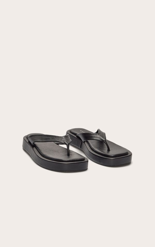 aa1a637905cf87f4c68ada3447a6902eae0ad08c_CNL6572_2_black_pu_round_toe_thong_flatform_sandals