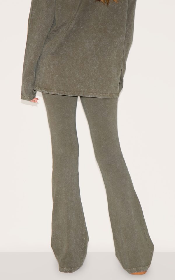 aa40945ef6d5697635942c7ecad3f5c10b8c9454_CNM0250_3_prettylittlething_olive_embossed_logo_washed_skinny_flare_trouser-1