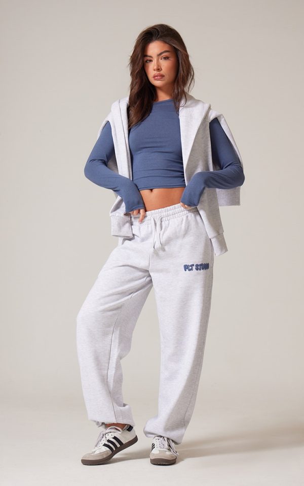 aae899233be410530ed4eb8df8034a073dcb328f_CNK1743_1_prettylittlething_ash_grey_premium_studio_print_cuffed_joggers