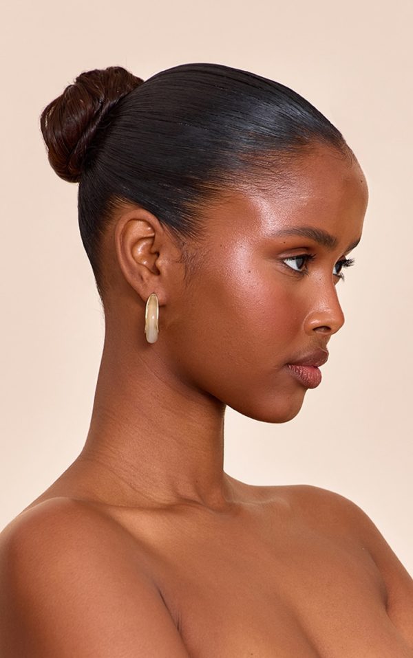 abb4e41fbc1995bbf393db7017ed6a301851297d_CNN3114_1_gold_edged_beige_resin_hoop_earrings