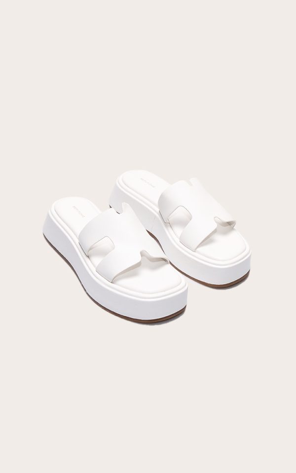 abe5f20d9ac83dc61f4b22b1603cd16b3a223e03_CNL6595_2_white_pu_strap_round_toe_flatform_sandals
