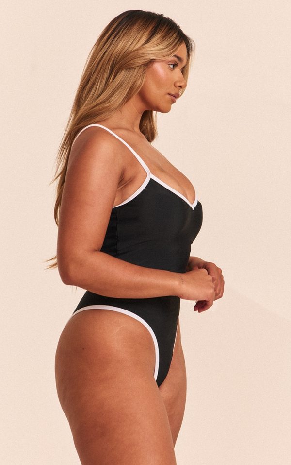 ac63e6ef7cbd19e4ac351f7c6b436ab255d0f892_CNN1745_3_shape_black_contrast_binding_swimsuit