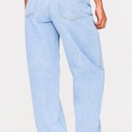 ad29e14cca143351c397d0c1b656aa2d7d235b0e_CNL6136_3_prettylittlething_light_blue_wash_high_waist_boyfriend_jeans