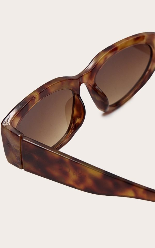 ad5175ff118169a20ac76df3704339662a4e6018_CNL7855_3_tortoiseshell_chunky_angled_sunglasses