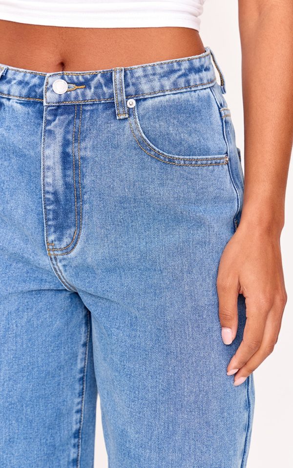 ad9e030d63613e5efac5357669f010e5135f381d_CNL6137_4_prettylittlething_mid_blue_wash_high_waist_boyfriend_jeans