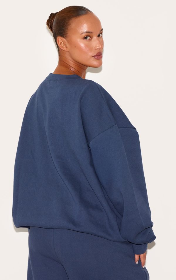 af0f9de4e1bf337044036906642adbe785e463a3_CNK3385_2_prettylittlething_plus_navy_printed_premium_oversized_sweatshirt
