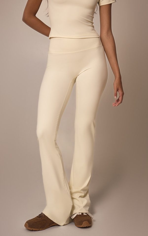 afcdb46fffb7223a8be7227fc0a7e1ab0d85d711_CNG5546_2_bone_sculpt_straight_leg_yoga_pants