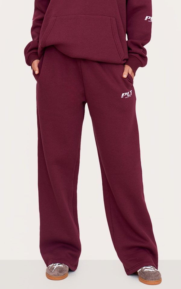 b085838c76d8d1429204bda34a7ee711be0ec507_CNL5839_2_prettylittlething_tall_burgundy_logo_printed_wide_leg_joggers