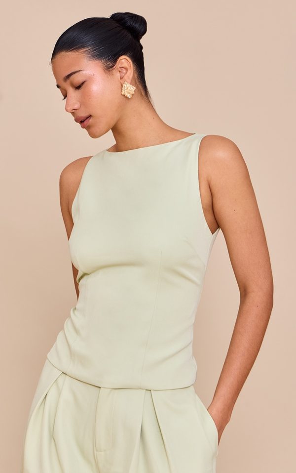 b15c4764258d818bd7c16fd3e78da2ea7292da26_CNN1403_1_pale_lime_racer_neck_detail_top