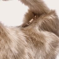 b40162521698b3780df636cd72751d5a7faed3f4_CNJ9692_4_plt_label_cream_faux_fur_hand_bag