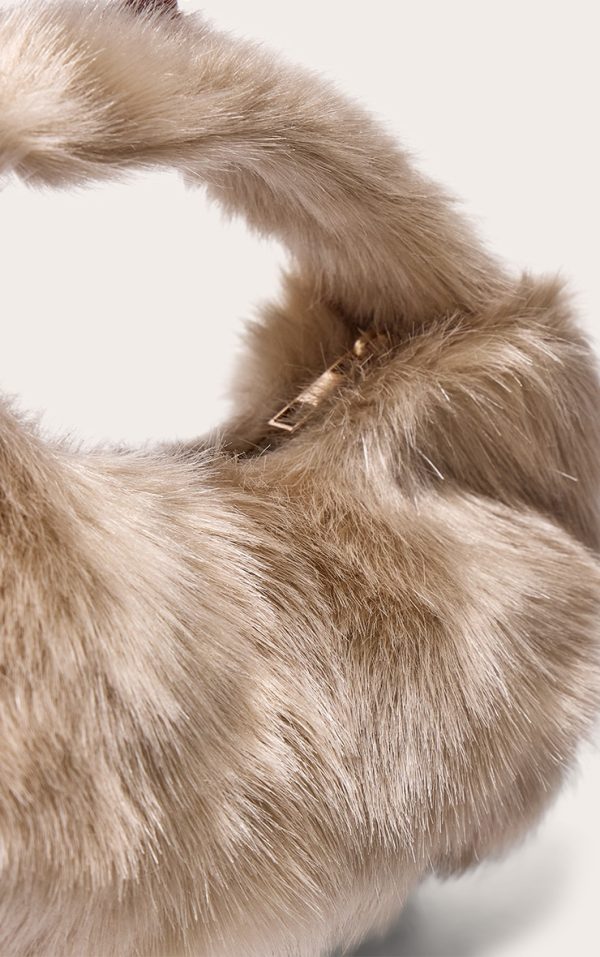 b40162521698b3780df636cd72751d5a7faed3f4_CNJ9692_4_plt_label_cream_faux_fur_hand_bag
