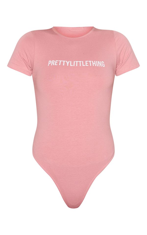 b457b0ffe15e0f3f2703a1e027c43c68f82d4946_CNF2379_5_prettylittlething_light_pink_logo_short_sleeve_bodysuit