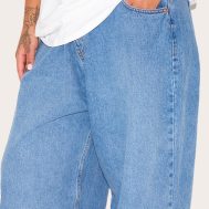 b5d36632f908056c64e953f0577248e2e35dbee6_CNG5458_4_prettylittlething_plus_mid_blue_wash_high_rise_boyfriend_jeans
