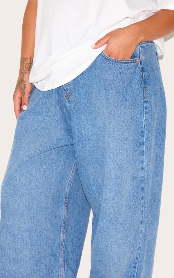 b5d36632f908056c64e953f0577248e2e35dbee6_CNG5458_4_prettylittlething_plus_mid_blue_wash_high_rise_boyfriend_jeans